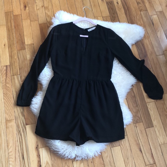 ABERCROMBIE & FITCH zip back sheer sleeve romper in black. Size 2. - Picture 5 of 15